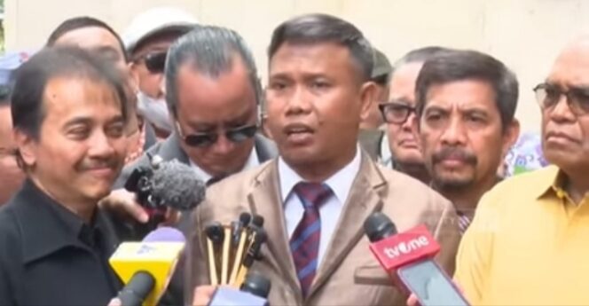 
					Babak Baru Kasus Ijazah Jokowi: Roy Suryo Penuhi Panggilan Polda Metro Jaya Sebagai Tersangka