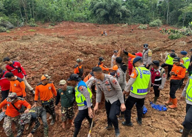
					Brimob Polda Jateng dan Polresta Cilacap All Out Tangani Longsor Cibeunying