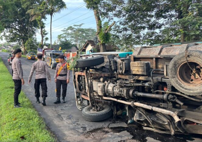 
					Truk Muatan Pasir Terguling di Jalan Raya Ngadirojo–Nguntoronadi, Polisi Gercep Evakuasi 