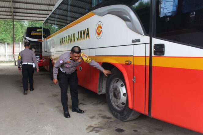 
					Ops Zebra Semeru 2025, Polres Trenggalek Gelar Ramp Chek dan Tes Urine Awak Bus