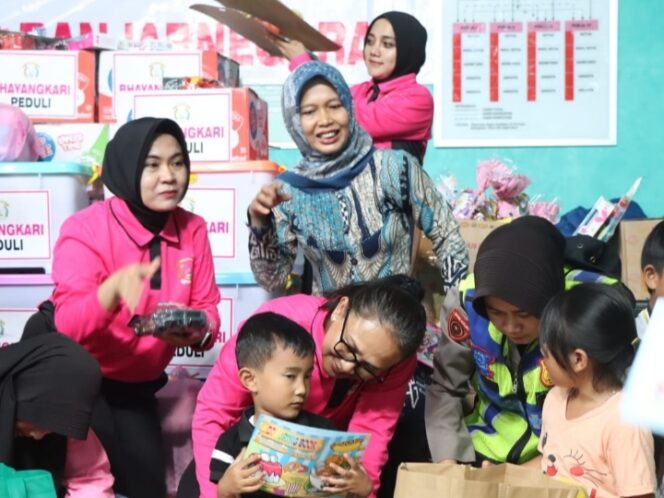 
					Peduli Korban Longsor Banjarnegara, Ketua Umum Bhayangkari Kunjungi Para Pengungsi