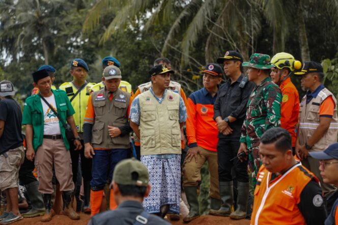 
					Wakil Gubernur Jawa Tengah Taj Yasin meninjau lokasi longsor di Cibeunying. (Foto: Syahidan)