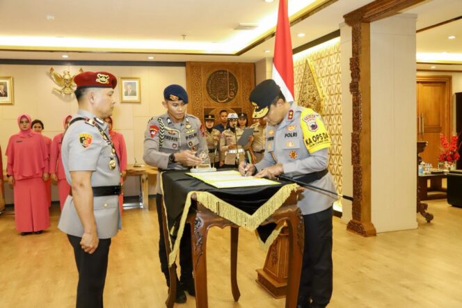 
					Kombes Pol Djoko Julianto Resmi Jabat Dirreskrimsus Polda Jateng
