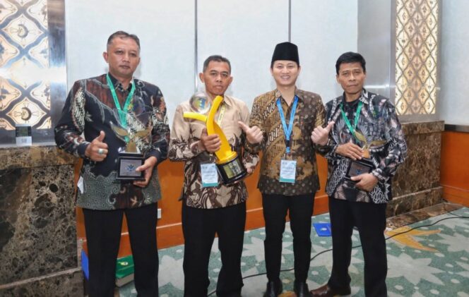 
					Kementerian Lingkungan Hidup Beri Apresiasi Bupati dan Tiga Desa di Trenggalek