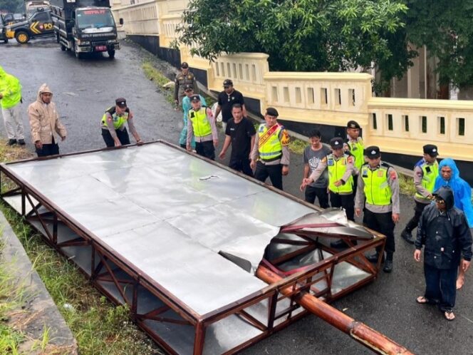 
					Hujan Deras dan Angin Kencang Robohkan Baliho di Depan SPBU Ngadirojo Wonogiri