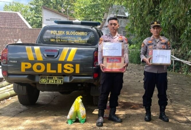 
					Peduli Satri, Polsek Slogohimo Salurkan Bansos Jumat Berkah di Ponpes Al Imam Asy Syafii
