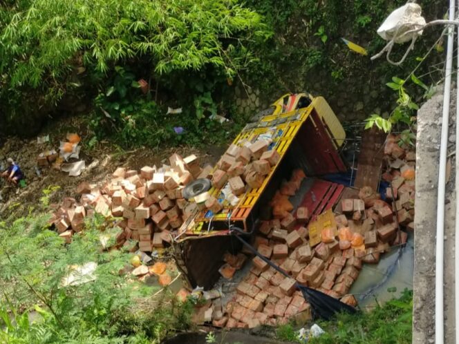 
					Diduga Sopir Ngantuk, Truk Asal Trenggalek Terjun ke Sungai di Slogohimo Wonogiri