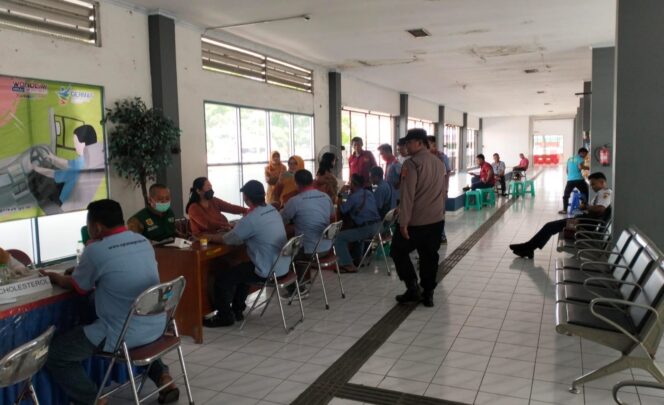 
					Libur Nataru, Petugas Gabungan Periksa Kesehatan dan Tes Narkoba bagi Pengemudi dan Awak Bus di Terminal Giri Adipura Wonogiri