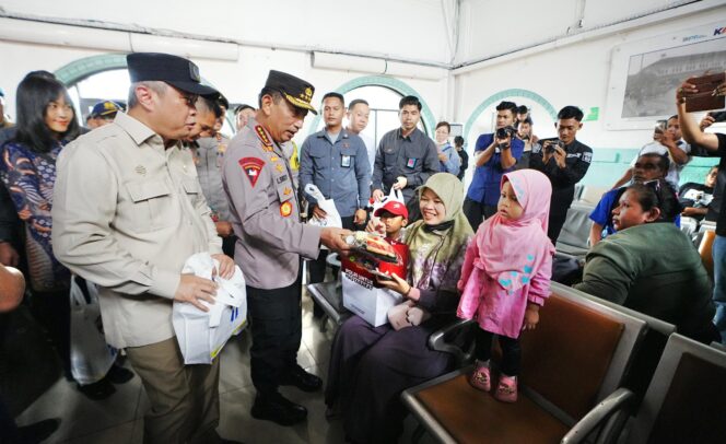 
					Tinjau Stasiun Senen, Kapolri Sapa dan Beri Bingkisan untuk Penumpang dan Petugas