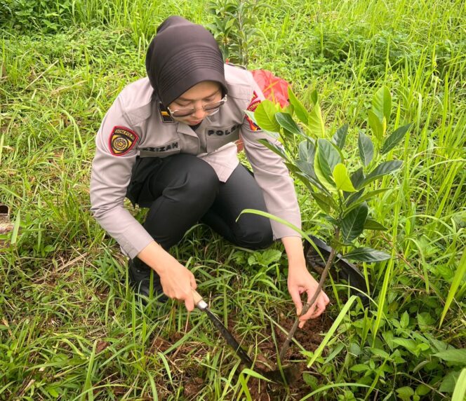 
					Tanam Kebaikan Untuk Masa Depan, Polda Jateng Wajibkan Personil Naik Pangkat Tanam 4 Bibit Pohon
