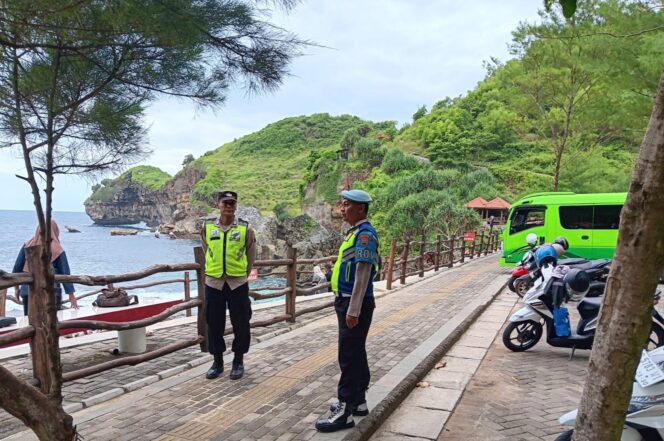 
					Pantai di Paranggupito Wonogiri Jadi Tujuan Wisatawan, Polisi Intensifkan Pengamanan