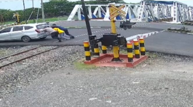 
					Aksi Heroik Kombes Pol Artanto, Dorong Mobil Mogok Selamat dari Tertabrak Kereta Api