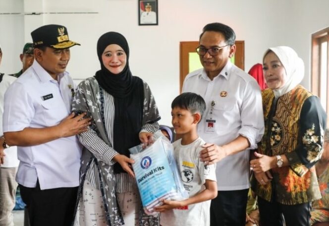 
					Tak Terpengaruh Situasi Politik di Pati, Wagub Jateng Tetap Serahkan Bantuan Korban Terdampak Banjir