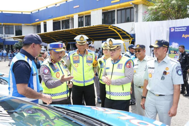 
					Direktur Utama Jasa Raharja, Muhammad Awaluddin (kanan) mengecek kendaraan operasional pengamanan mudik dan balik Polda Jatim. (Panselanews.com/Humas Jasa Raharja) 