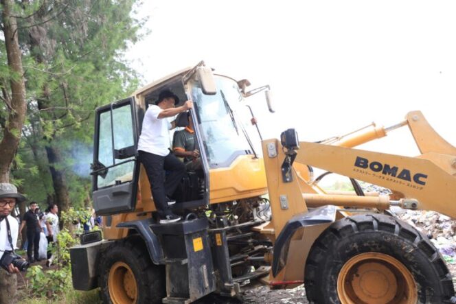 
					Gubernur Ahmad Luthfi Kemudikan Buldoser Pimpin Peserta Bersih-bersih Sampah di Batang
