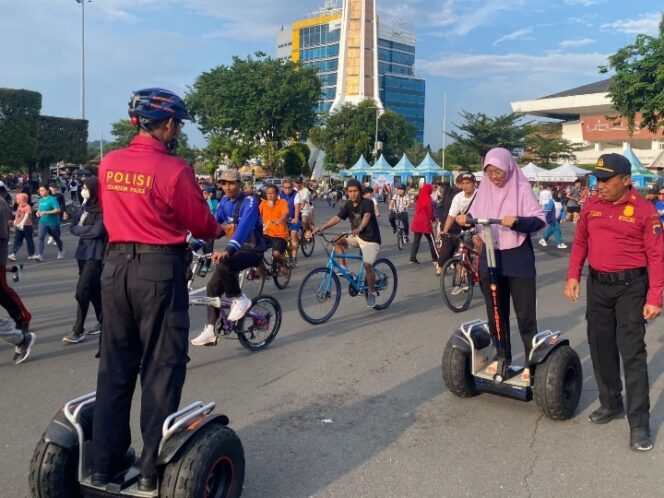 
					Momen Unik di CFD Simpang Lima Semarang, Pengunjung Jajal Kendaraan Segway Polisi