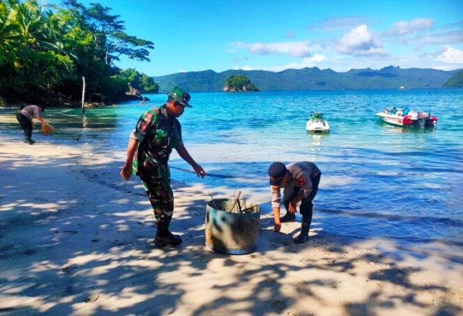 
					Kompak! TNI-Polri dan Masyarakat Watulimo Trenggalek Gelar Aksi Resik-resik Pantai