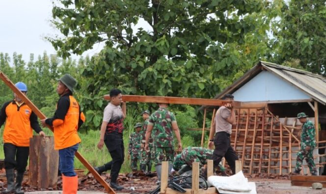 
					Angin Kencang Robohkan Rumah Warga Giritontro Wonogiri, Petugas Gabungan Lakukan Evakuasi dan Pembersihan