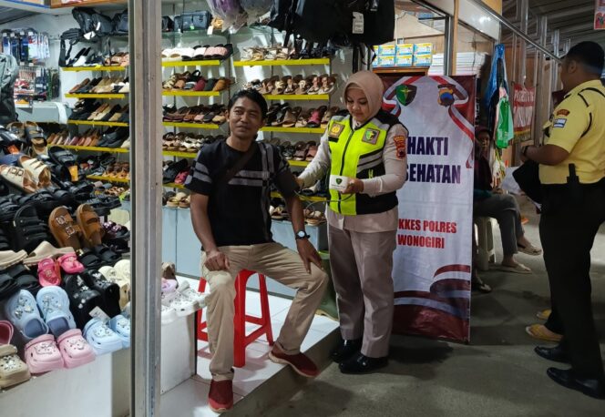 
					Sidokkes Polres Wonogiri Gelar Pemeriksaan Gratis di Pasar, 25 Pedagang Antusias Ikuti Program