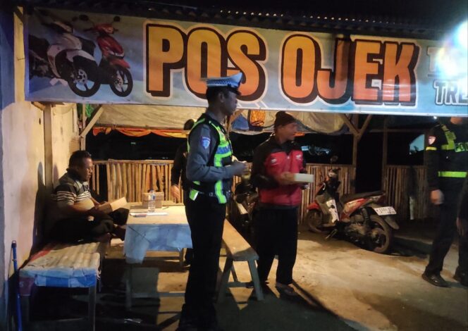 
					Polantas Trenggalek Borong Dagangan UMKM, Bagikan Makan Sahur Kepada Warga
