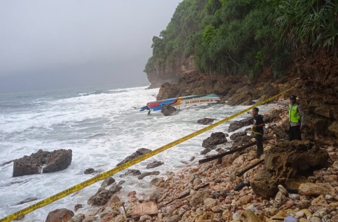 
					Kapal Nelayan Terbalik di Pantai Watumandi Paranggupito, ABK Asal Trenggalek Masih Dalam Pencarian