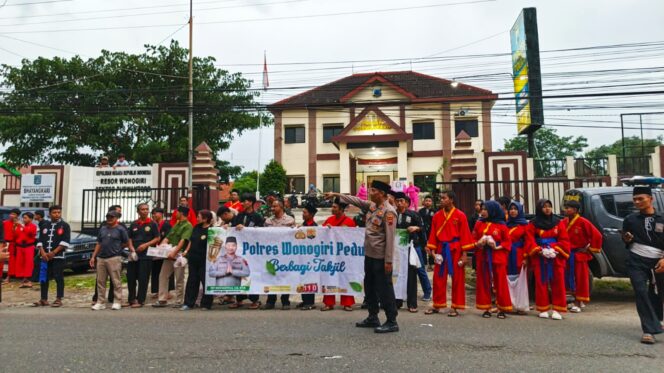 
					Sinergi Polisi dan Perguruan Silat di Purwantoro Wonogiri Berbagi Takjil Ramadan
