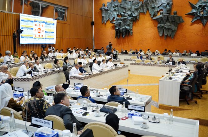 
					Raker bersama Pansus DPR RI, Menteri Nusron targetkan Kebijakan Satu Peta rampung lebih cepat. (Foto : atrbpn.go.id).