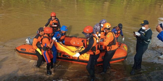 
					Korban tenggelam di Pantai Sine ditemukan tim SAR gabungan. (Foto : Website Resmi Polri).