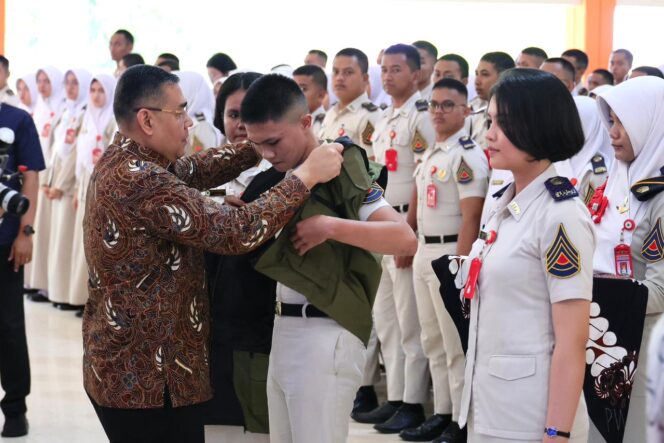 
					Wakil Menteri Agraria dan Tata Ruang/Wakil Kepala Badan Pertanahan Nasional (Wamen ATR/Waka BPN), Ossy Dermawan, secara resmi melepas 619 Taruna/i Sekolah Tinggi Pertanahan Nasional (STPN). (Foto : atrbpn.go.id).
