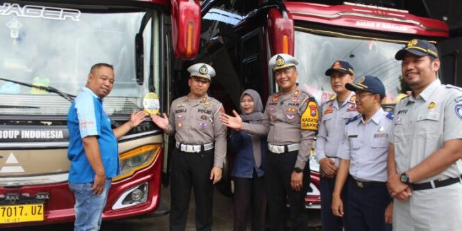 
					Pastikan kelayakan angkutan umum dan pariwisata di Trenggalek, Ditlantas Polda Jatim gelar inspeksi mendadak. (Foto : tribratanews.restrenggalek.jatim.polri.go.id).