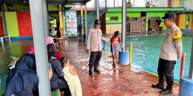
					Patroli Polsek Kalidawir sambangi obyek vital dan tempat keramaian. (Foto : tribratanews.restulungagung.jatim.polri.go.id).