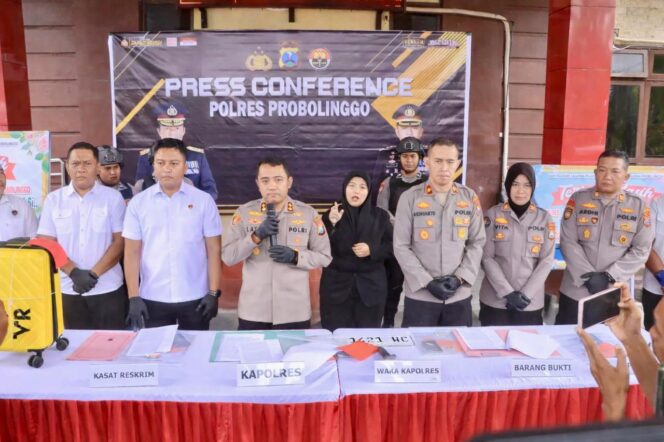 
					


Polres Probolinggo Amankan 3 Tersangka Pencuri Koper di Gunung Bromo. (Foto : https://tribratanews.restrenggalek.jatim.polri.go.id).