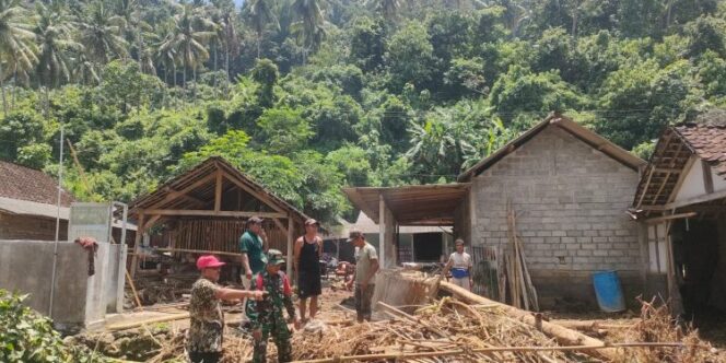 
					 Banjir Dusun Dlodo RT 09/RW 05, Desa Panggungkalak, Kecamatan Pucanglaban, Kabupaten Tulungagung. (Foto : tribratanews.restulungagung.jatim.polri.go.id).