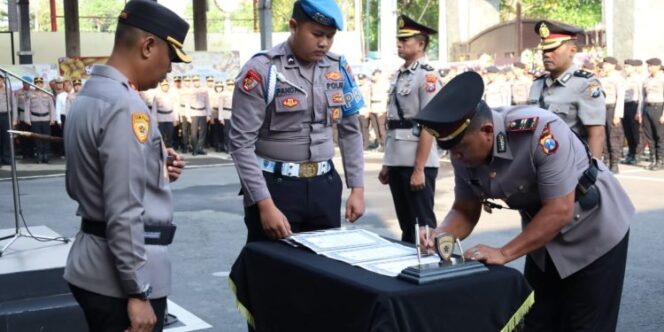 
					Kapolres Tulungagung Pimpin Sertijab Lima Pejabat Utama Baru. (Foto : tribrabtanews.restulungagung.jatim.polri.go.id).