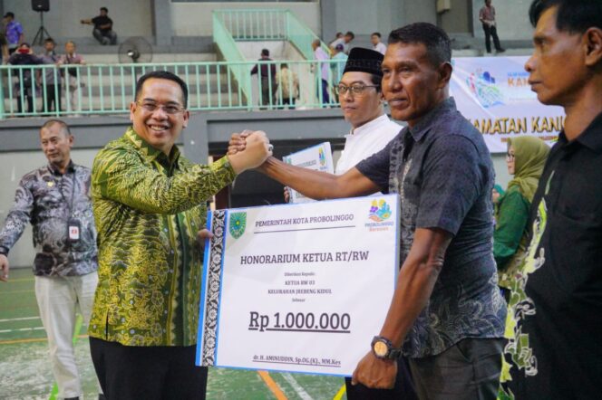 
					Wali Kota Aminuddin - Wawali Ina Realisasikan Janji, Naikkan Honor RT-RW Satu Juta Rupiah Per Bulan. (Foto : probolinggokota.go.id).
