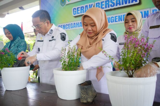
					Kota Probolinggo gerak bersama cegah DBD dengan pemberantasan sarang nyamuk 3M dan lavenderisasi. (Foto probolinggokota.go.id).