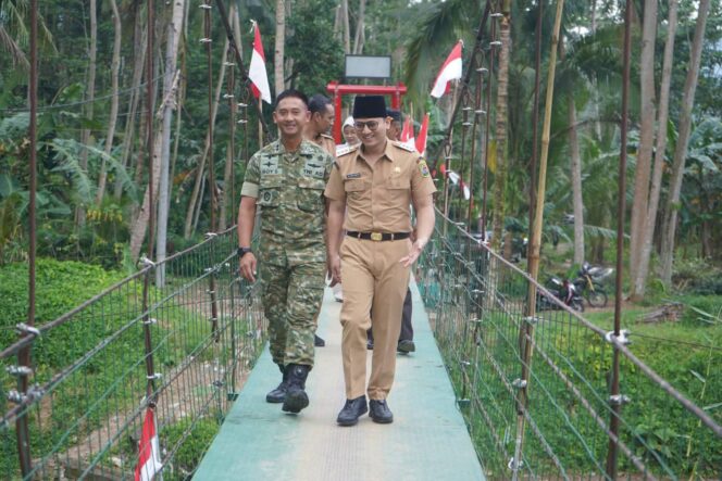 
					TNI Rampungkan Jembatan Gantung di Watulimo Trenggalek, Akses Warga Semakin Mudah