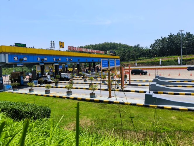 
					Lonjakan Kendaraan Siang Hingga Sore Hari, Arus dari Jakarta Dominasi Tol Semarang