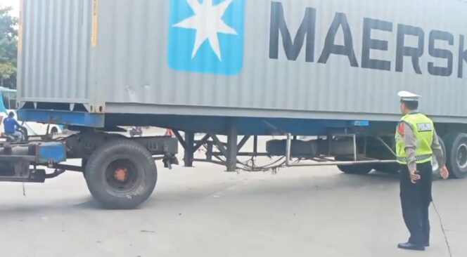 
					Masih Ditemukan Pelanggaran SKB, Polda Jateng Lakukan Penyekatan Kendaraan Sumbu Tiga di Terboyo Semarang