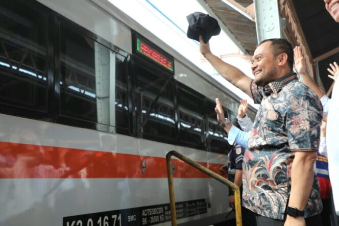 
					Gubernur Ahmad Luthfi Lepas Balik Rantau Gratis Naik KA, Hemat Ongkos Usai Lebaran