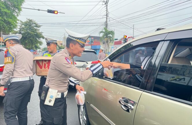 
					Sat Lantas Polres Wonogiri Bagikan Takjil, Imbau Pengendara Tertib Lalu Lintas