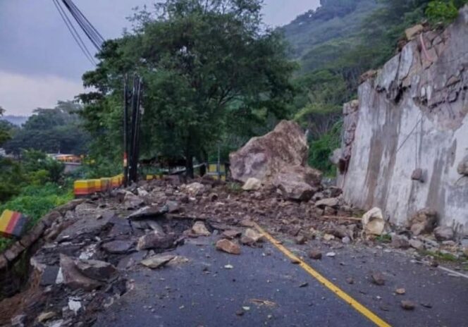 
					Tebing Longsor, Jalur Nasional Trenggalek – Ponorogo Lumpuh Total!