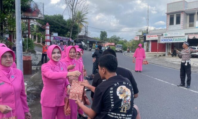 
					Polres Wonogiri Peduli Ramadan, Tiga Polsek Serentak Bagi – bagi Takjil Jelang Berbuka Puasa 