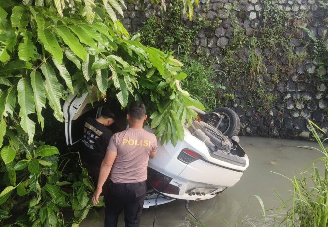 
					Lepas Kendali, Mobil Nyungsep ke Jurang di Sidoharjo Wonogiri