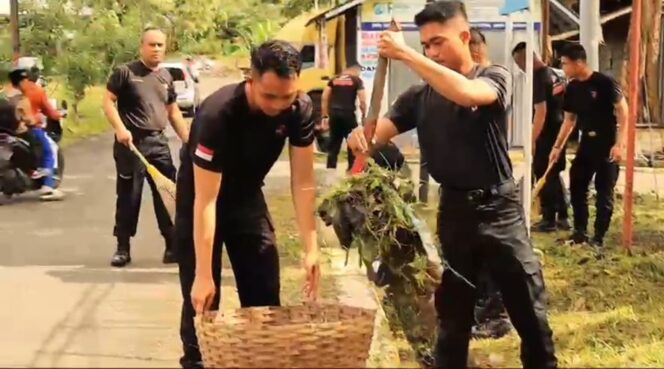 
					Brimob Polda Jateng Bersama Warga Gelar Korvey Serentak Bersihkan Pantai, Permukiman hingga Ruang Publik