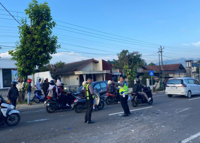 
					Mobilio Tabrak Truk di Depan Sekolah Al-Azhar Bulusulur Wonogiri, 4 Orang Terluka