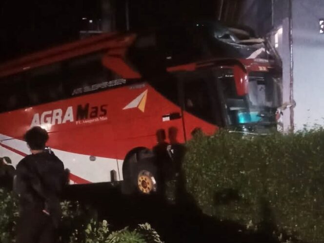
					Hilang Kendali, Bus Agra Mas Seruduk Warung Bakso di Kedunggupit Sidoharjo