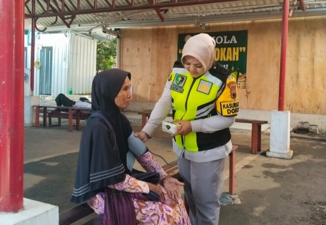 
					Bakti Kesehatan Gratis Polres Wonogiri, Pedagang UMKM Dapat Pemeriksaan dan Vitamin