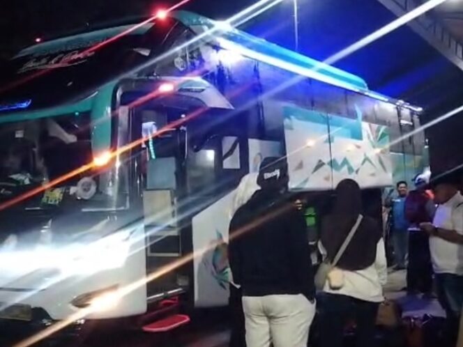 
					Senyum Bahagia Warga Perantauan Tiba di Terminal Giri Adipura Wonogiri, Peserta Mudik Gratis dari Pemprov Jateng