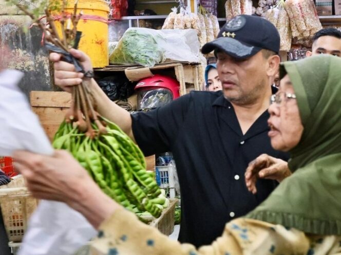 
					Gubernur Ahmad Luthfi Blusukan Ke Pasar Gede Solo, Borong Rambak hingga Pete, Pastikan Harga Terkendali dan Pasokan Aman